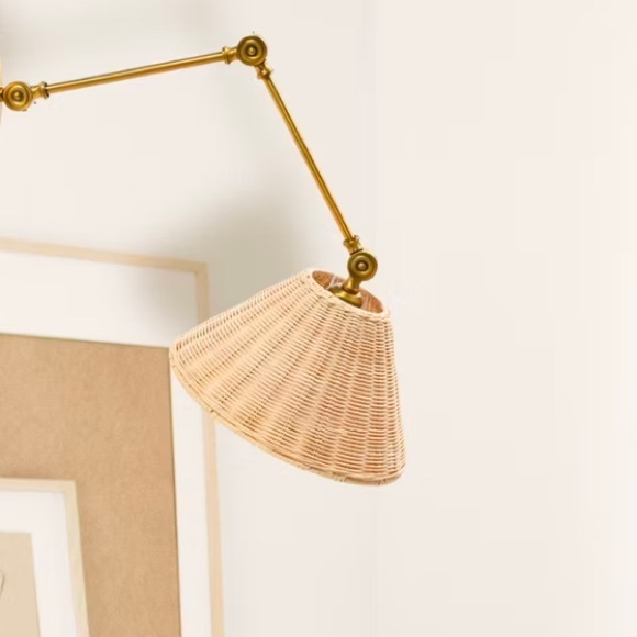 STYLISH BOHO ADJUSTABLE BRASS WALL SCONCE WITH BEIGE RATTAN SHADE‎ - NEW IN BOX - Picture 2 of 6